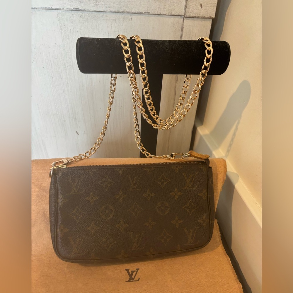 Louis Vuitton Brown Monogram crossbody bag with Gold Chain. See pics.